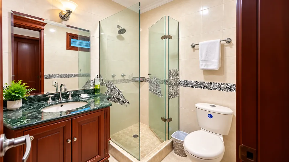 Baño de la habitación 102