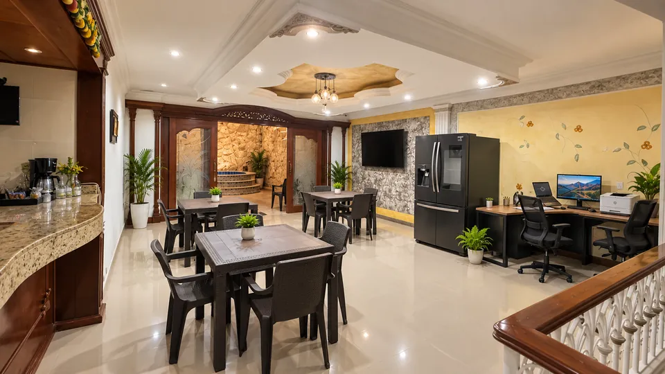 Comedor y zona de trabajo del Hotel Casa Sharon