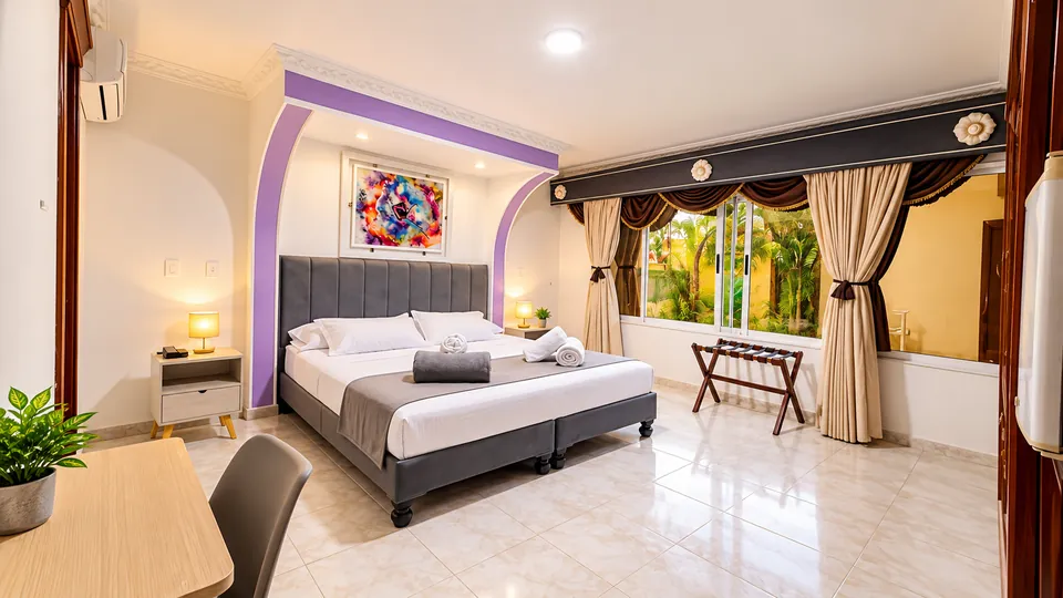 Habitación Deluxe 101 del Hotel Casa Sharon con cama doble extragrande y vista al jardín